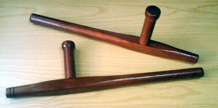 Paire de Tonfa, l’une des armes du Kobudō [Wikipedia]
